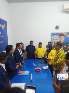 Nurjanah Yusuf menyerahkan berkas pendaftaran Bacalon Wabup Gorut. (f.ist)