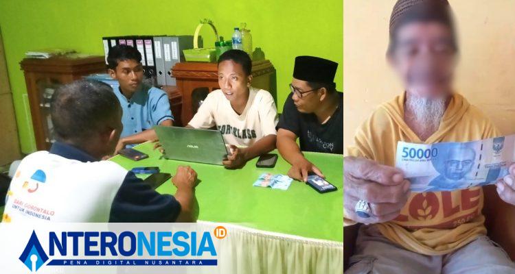 Tokoh masyarakat setempat, Rizan Demanto, melaporkan kasus ini ke Panitia Pengawas Pemilu Kecamatan (Panwascam) Sumalata Timur, Jumat malam (18/04/2025), dengan membawa bukti uang serta rekaman video dan suara. (Foto:Ist)